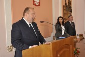 Burmistrz Waldemar Paluch przedstawił pracownikom urzędu nowego sekretarza.