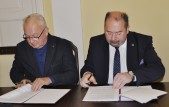 Umowę podpisali: prezes zarządu firmy wykonawczej Pan Zdzisław Molter oraz burmistrz Waldemar Paluch | Fot.  Małgorzata Młynarska