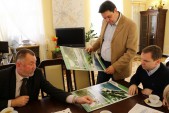 Z-ca burmistrza Wiesław Pirożek omawia projekt zagospodarowania brzegu rzeki San.