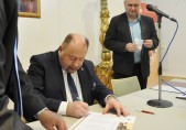 Podpisanie listu intencyjnego przez wszystkich uczestników konferencji m.in. burmistrza Jarosławia...
