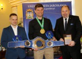 Od lewej: trener Jacek Bronowski, zawodnik Mateusz Kubiszyn, burmistrz miasta Waldemar Paluch. | Fot.  Małgorzata Młynarska
