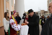 Tradycyjne powitanie w budynku Uniwersytetu Zarządzania i Prawa w Chmielnickim