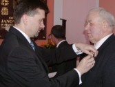 Adam Międlar podczas dekoracji Złotym Krzyżem Zasługi. Fot. Wiesław Zastawny
