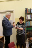 Wicedyrektor ZSO Tomasz Kulesza wręczył symboliczne czeki przedstawicielom obdarowanych organizacji i instytucji