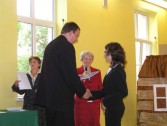 Nagrody wręczał zastępca burmistrza Bogdan Wołoszyn i dyrektorka szkoły Anna Chuchla. Fot. Zofia Krzanowska