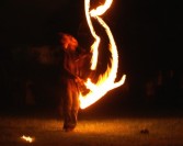Pokaz tańca z płonącymi pochodniami