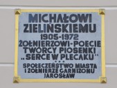 Przed tegoroczną edycją Festiwalu z inicjatywy Wacława Spiradka, pracownicy PGKiM odnowili tablicę pamiątkową poświęconą Michałowi Zielińskiemu znajdująca się na frontowej elewacji budynku przy ul. Grunwaldzkiej 9 (niegdyś Klubu Garnizonowego).