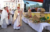 Przyniesione wieńce zostały poświęcone, zgodnie z wielowiekową tradycją.