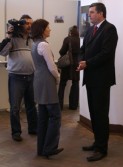 Burmistrz Andzrej Wyczawski udziela wywiadu dla telewizji. Fot. Zofia Krzanowska