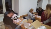 Studenci PWSTE w Jarosławiu kompletowali pakiety w ramach akcji "Pudełko życia"