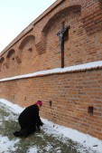 Uczczenie pamięci ofiar Holokaustu z Jarosławia i okolic w symbolicznym miejscu kaźni przy murach jarosławskiego Opactwa