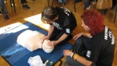 Resuscytacja &#8211; każdy uczestnik  szkolenia wielokrotnie ćwiczył sposób przywracania oddechu poszkodowanemu
