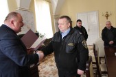 Burmistrz Waldemar Paluch podziękował Bogusławowi Ryznerowi za dotychczasową służbę w Straży Miejskiej...