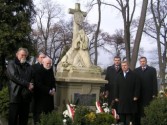 Konsul Generalny Republiki Węgierskiej Istvan Kovacs, sekretarz Clubu Konsulów Stanisław Machała oraz władze Jarosławia przy nagrobku mjra Leona Czechowskiego. | Fot.  Zofia Krzanowska