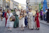 A wydarzenie rozpoczęliśmy pochodem od Bramy Krakowskiej na Rynek... | Fot.  Joanna Gilowska