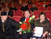 Burmistrz Andrzej Wyczawski z żoną Małgorzatą, obok biskup prawosławny nagrodzony za pracę w 2007 r.