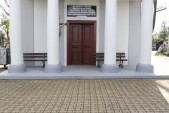 Prace nie ominęły również budynku kaplicy cmentarnej, gdzie pomalowano cokół fundamentowy