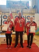 Indywidualne srebrne medalistki Mistrzostw Polski, od lewej: Martyna Brudek, trener Wiesław Kutyła oraz Natalia Babiak.