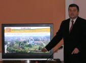 Burmistrz Andrzej Wyczawski w prezentacji multimedialnej omówił historię, dzień dzisiejszy i planowane inwestycje Jarosławia