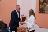 Na sesji gościł Poseł Na Sejm RP Marek Rząsa, który złożył nowej Radzie Miasta Jarosławia gratulacje z powodu zdobycia mandatu społecznego, a na ręce Pań radnych i Pani Skarbnik złożył kwiaty.