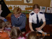 policjantki uczą dzieci bandażowania...