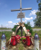 Krzyż poświęcony pamięci burmistrza Jerzego Matusza ustawiony przez współpracowników w miejscu tragicznego wypadku - foto z dnia 25.07.2019 | Fot.  Witold Ilić