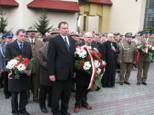 Delegacje składające wiązanki kwiatów pod Pomnikiem Katyńskim. (od lewej) Starosta Jarosławski Tadeusz Chrzan, Zastepca Burmistrza Miasta Jarosławia ds. Społecznych Bogdan Wołoszyn, Zastępca Burmistrza Miasta Jarosławia ds. Gospodarczych Stanisław Misiąg.