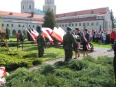 Złożenie wiązanek pod Krzyżem Golgoty Narodów.