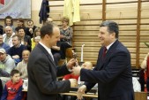 Okolicznościową Statuetke z rak Burmistrza odbiera trener drużyny Stanisław Gierczak