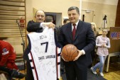 Burmistrz Andrzej Wyczwski otrzymał od zawodników pamiątkową koszulkę i piłkę wraz z autografami
