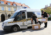Strażnicy miejscy transportują maseczki do rad dzielnic, Spółdzielni Mieszkaniowej i wspólnot mieszkaniowych.
