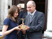 Aleksandra Warakomska odbiera statuetkę Ikara od dyrektora Aeroklubu Mieleckiego Zbigniewa Świerczyńskiego