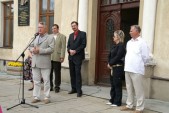 Poseł na Sejm RP Tomasz Kulesza przemawia do zebranych pod Ratuszem.
Od lewej: Bogdan Wołoszyn Zastępca Burmistrza Miasta Jarosławia, doc. dr Krzysztof Rejman Prorektor ds. Studenckich i Organizacyjnych w PWSZ w Jarosławiu, Alicja Zając Prezes Fundacji "Pomocna Dłoń", Bronisław Wieliczko Prezes Stowarzyszenia Poszkodowanych w Wypadkach Drogowych.