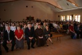 sala widowiskowa przy klasztorze oo. Franciszkanów pełna zaproszonych gości i uczniów gimnazjum