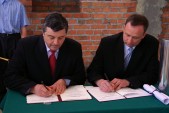 Historyczny moment podpisania Dokumentu przez Burmistrza Miasta Jarosławia Andrzeja Wyczawskiego wraz ze swoim zastepcą Bogdanem Wołoszynem