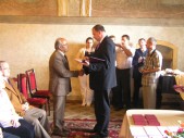 Pan Dubanik odbiera medal z rąk zastępcy burmistrza Bogdana Wołoszyna