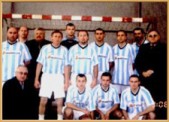Drużyna pracowników UM Jarosławia rozgrywała mecz piłki nożnej w Michalowcach 27.11.2004 r. | Fot. Archiwum UM