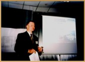 Jedną z form promocji Jarosławia są prezentacje multimedialne. Na zdjęciu wystąpienie Burmistrza podczas konferencji "Samorządy w ochronie zespołów staromiejskich", Krasnobród, 3 - 5 czerwca 2003 r.