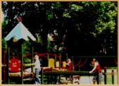 Dla najmłodszego pokolenia odnowiono i wymieniono zestawy do zabawy w Ogródku Jordanowskim.