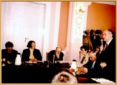 Zastępca Burmistrza Miasta Marian Muzyczka odpowiada na pytania radnych podczas sesji w dniu 16 lutego 2004