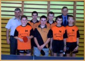 Na zdjęciu przedstawiamy młodych (niestety bez M. Doroty) tenisistów stołowych z ich trenerami. Od lewej (w tylnym rzędzie) stoją: A. FORYŚ - trener, G. CUKIERDA, D. GŁĄB, M. MAGA, Ł. ADAMSKI, K. DUTKO, B. CZEREP - trener, K. KRZEPTOŃ.