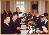Na zdjęciu Przewodniczący Komisji Rewizyjnej Stanisław Jucha oraz radni Rady Miasta Jarosławia podczas sesji w dniu 22.04.2002 | Fot. Z.K.