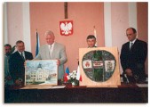 12 maja 2001 r. w sali narad Ratusza Burmistrz Jarosławia Jan Gilowski i Burmistrz Vyškova Miloš Olík podpisali umowę o współpracy partnerskiej