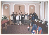 zdjęcie grupowe podczas uroczystego wręczenia nagród Burmistrza uczniom i nauczycielom promującym sport w roku szkolnym 1999-2000 (szczegóły na str. 17).