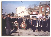 Delegacje władz miasta, powiatu, związków kombatanckich i organizacji społecznych składają kwiaty pod tablicą Legionów w 82 rocznicę Odzyskania Niepodległości.
