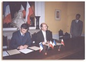 Burmistrz Jan Gilowski i mer miasta Orange podczas podpisania 14 października 2000 r. umowy o współpracy partnerskiej. Tekst na str. 11.