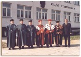 Prodziekan Wydz. Elektrycznego dr Stanisław Wyderka, prof. dr hab. Jacek Kluska (wygłosił wykład inauguracyjny), Dziekan Wydz. Elektrycznego prof. dr hab. Kazimierz Buczek, Prorektor ds. dydaktycznych prof. dr hab. Jerzy Potencki, Rektor PRz prof. dr hab. inż. Tadeusz Markowski, Dziekan Wydz. Marketingu i Zarządzania prof. Władysław Filar, Dyrektor Zespołu Szkół Ogólnokształcących Nr 2 mgr Tomasz Kulesza | Fot. archiwum ZSO. Nr 2