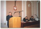Na zdjęciu przewodniczący Komisji Rewizyjnej p. Stanisław Jucha odczytuje wniosek o udzielenie absolutorium - 17.04.2000 | Fot. Z.K.
