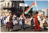 Na zdjęciu: prezentacja zespołów folklorystycznych na ulicach Jarosławia; na pierwszym planie "Ranica" z Białorusi | Fot. Czesław Dziaduś
