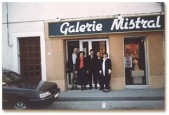 Tomasz Kisiel, Helena Płoszaj - Wodnicka, Jan Gilowski, Barbara Gmiter, Marta Ulma przed Galerią "Mistral" w La Bégude de-Mazenc